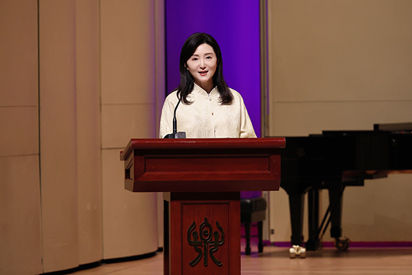 中央音樂學院黨委書記、中國民族管弦樂學會胡琴專業(yè)委員會會長于紅梅致辭。中國民族管弦樂學會胡琴專業(yè)委員會供圖