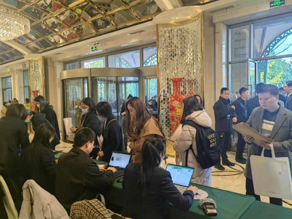 12月12日，第十批國家組織藥品集中帶量采購現(xiàn)場。新華社記者龔雯 攝