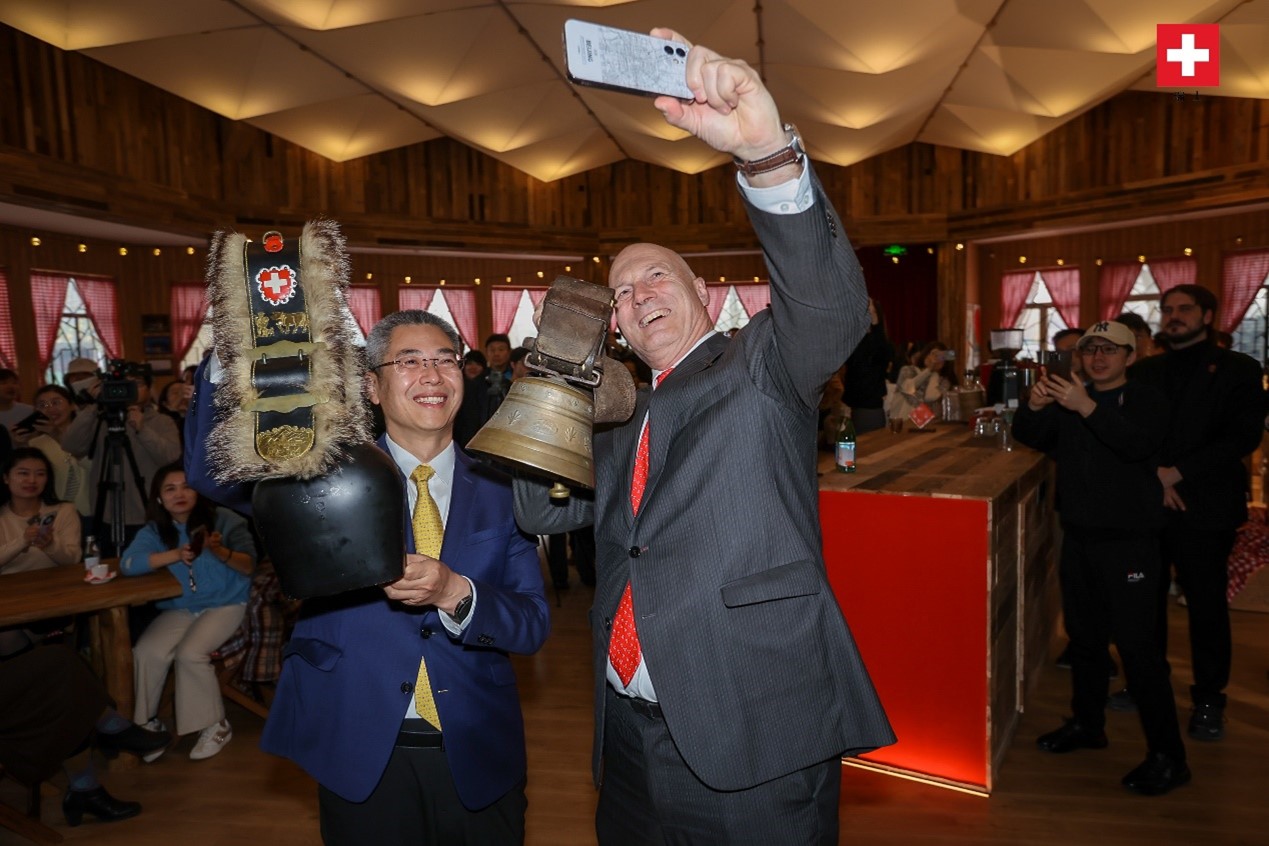 瑞士駐華大使白瑞誼與北京市西城區(qū)委副書記、代區(qū)長(zhǎng)郅海杰搖響瑞士牛鈴，共同為小木屋揭幕。瑞士駐華大使館供圖