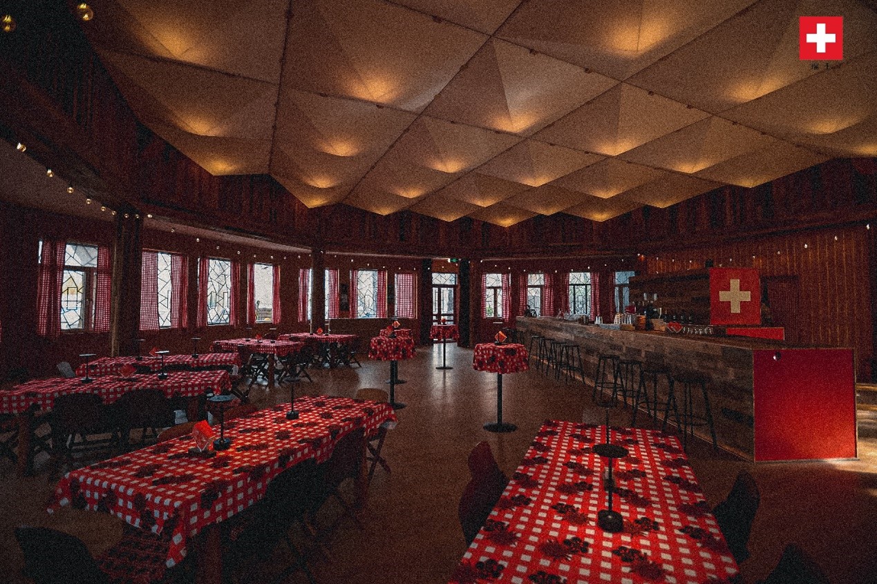 瑞士小木屋內(nèi)飾采用瑞士紅、森林棕與雪山白三種主色調(diào)，營(yíng)造出自然與現(xiàn)代交融的氛圍。瑞士使館供圖