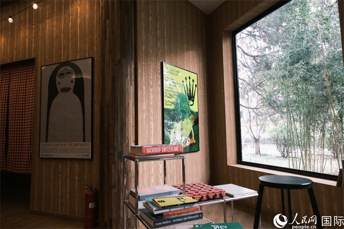 小木屋室內(nèi)一角體現(xiàn)出時(shí)尚簡(jiǎn)約的瑞士元素。人民網(wǎng) 實(shí)習(xí)生黃睿攝