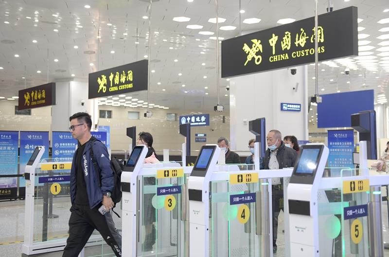 △2024年2月29日，旅客從橫琴口岸過關。