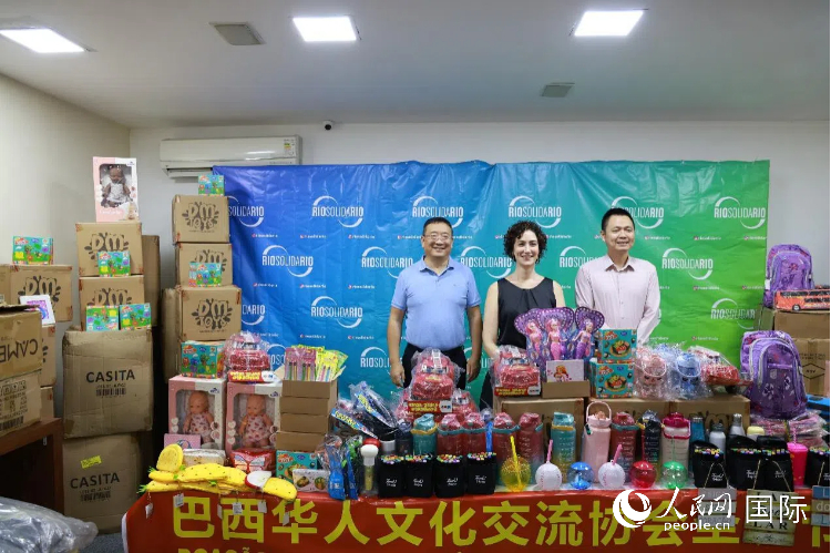 中國駐里約熱內(nèi)盧總領(lǐng)館副總領(lǐng)事王尉育（右）、里約慈善協(xié)會主席保拉·菲格雷多（中）、巴西華人文化交流協(xié)會主席上官建峰（左）出席捐贈活動并致辭。人民網(wǎng)記者 陳海琪攝