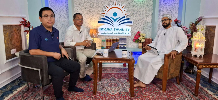 牛曉兵主任參與當(dāng)?shù)仉娨暸_訪談。中國援桑醫(yī)療隊供圖