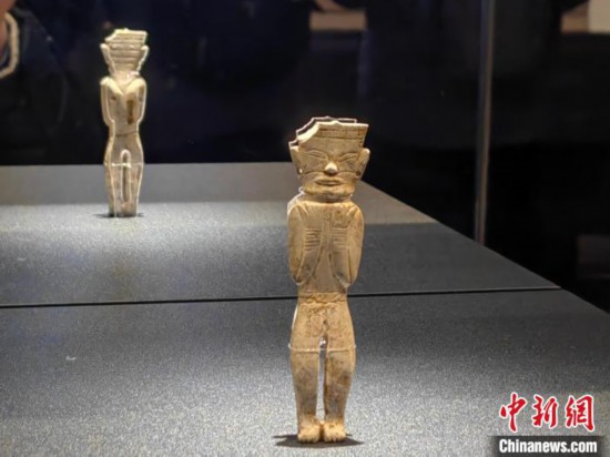 12月14日，“文明先鋒—凌家灘文化玉器展”在故宮博物院文華殿開幕。圖為展覽現(xiàn)場的立姿玉人。 中新社記者 應(yīng)妮 攝