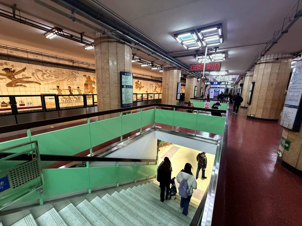 乘客從北京地鐵2號線東四十條站走“站中站”換乘地鐵3號線。新華社記者張驍 攝