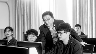 于濤教授對(duì)團(tuán)隊(duì)成員進(jìn)行技術(shù)指導(dǎo)。資料圖片