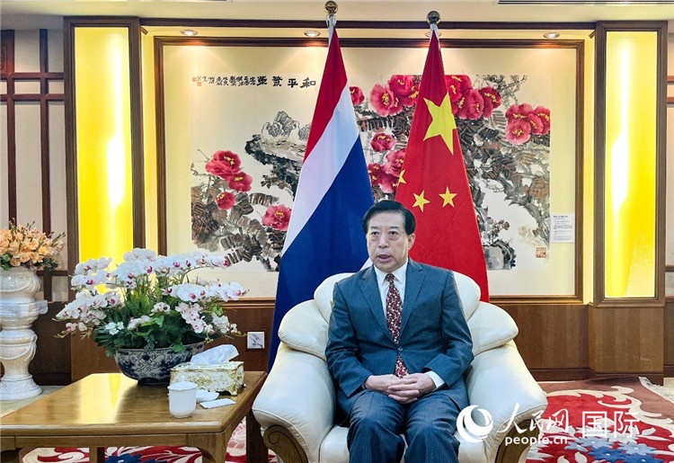 2024年12月10日，中國駐泰國大使韓志強在泰國曼谷接受中國—東盟中心（ACC）組織的“多彩東盟：2024年中國媒體東盟行”媒體團采訪。人民網(wǎng)記者 羨江楠攝