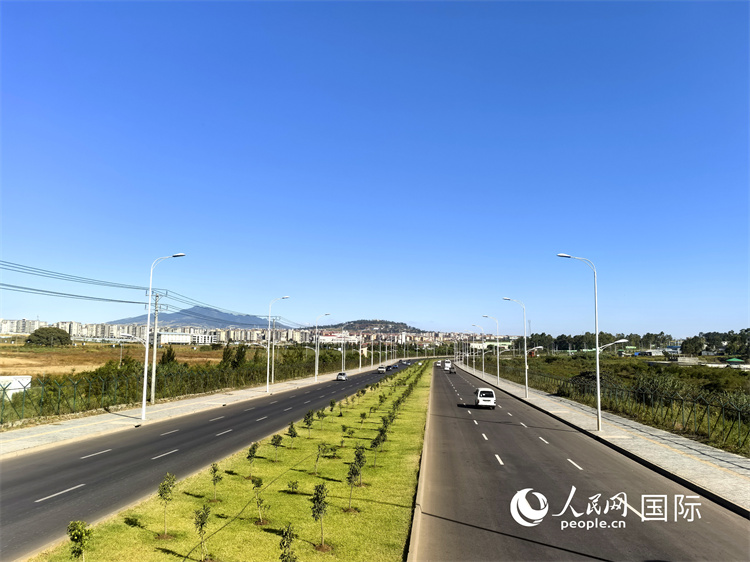 新近完工的埃塞俄比亞卡里提環(huán)線—布爾布拉—克林圖公路遠(yuǎn)景。張洪衛(wèi)攝