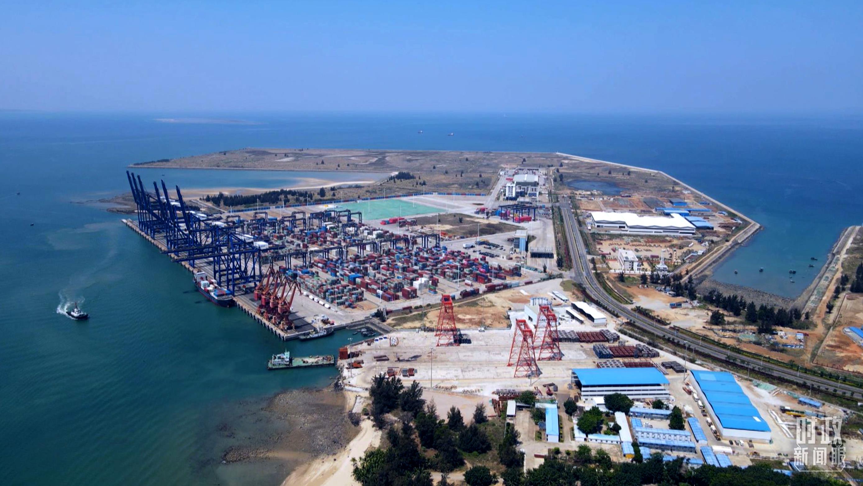 俯瞰海南洋浦港口。（總臺記者葉飛拍攝）