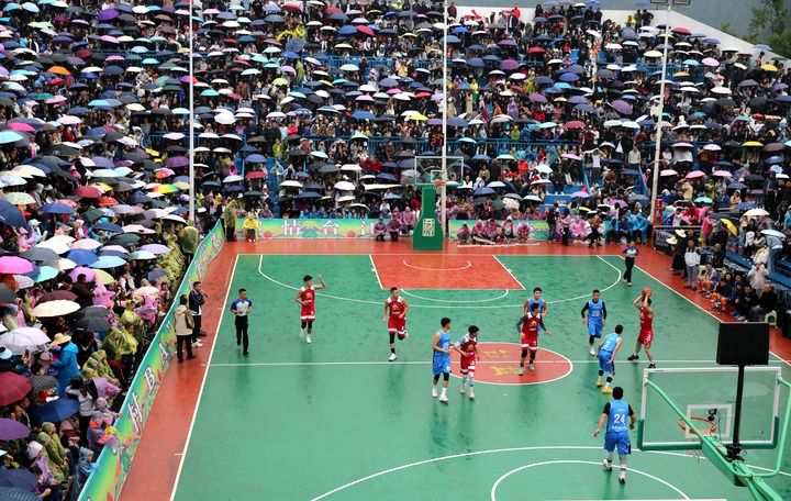 2024年5月1日，人們在貴州省黔東南苗族侗族自治州臺江縣臺盤鄉(xiāng)臺盤村觀看“村BA”球王爭霸賽。 新華社發(fā)（余天英 攝）