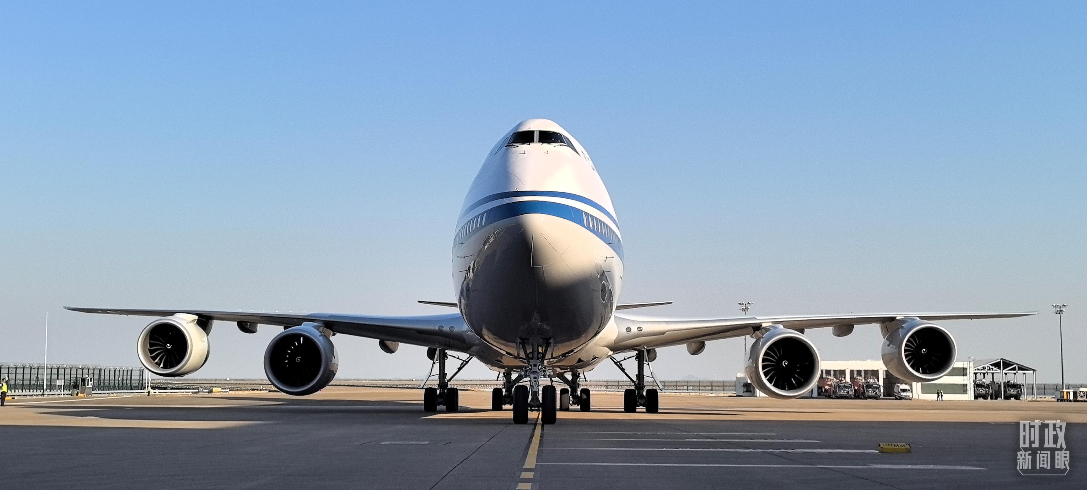 △習(xí)主席專機(jī)抵達(dá)澳門國(guó)際機(jī)場(chǎng)。（總臺(tái)央視記者王子杭拍攝）