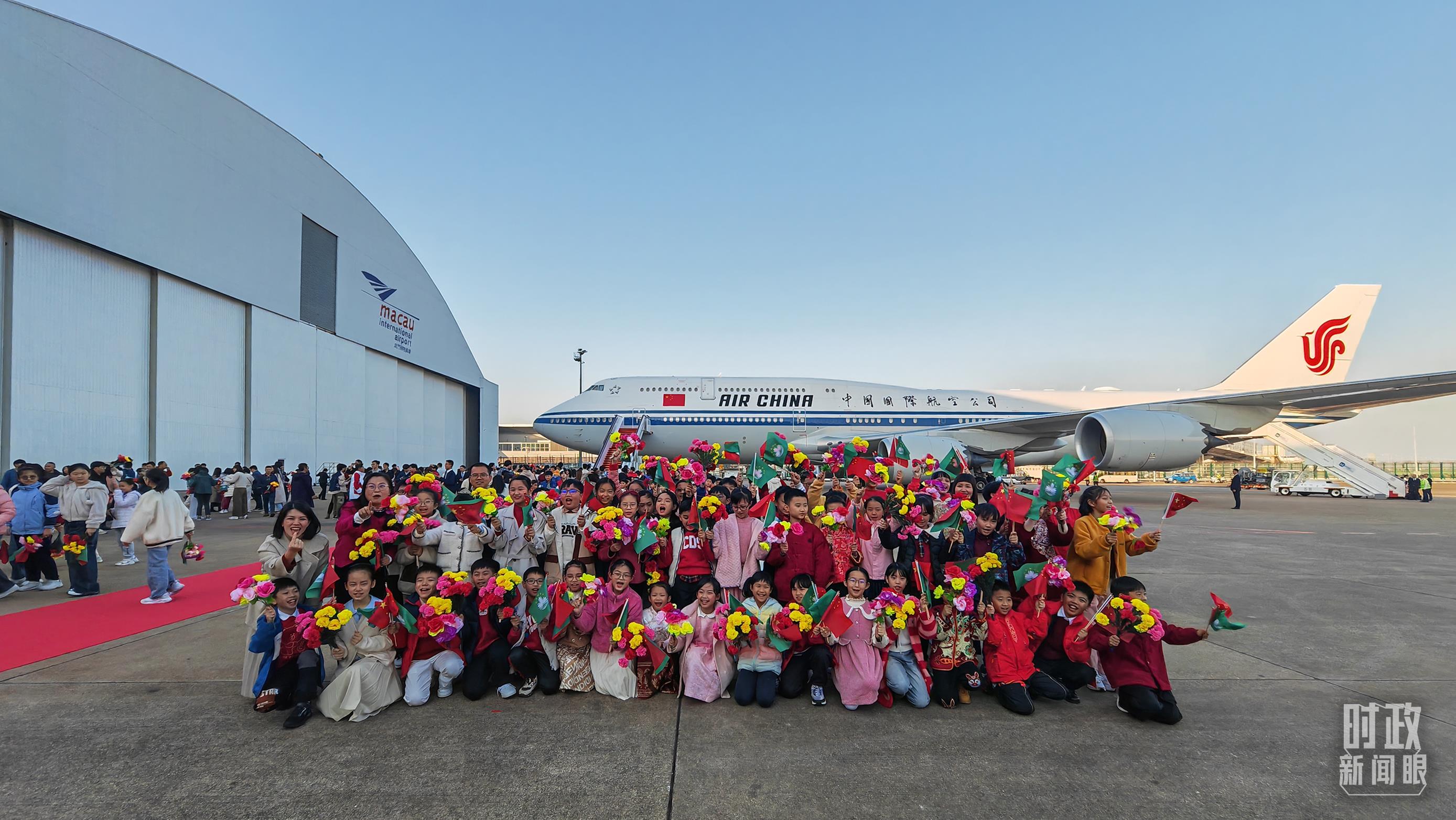 △歡迎儀式后，歡迎人群合影留念。（總臺(tái)央視記者劉琦拍攝）