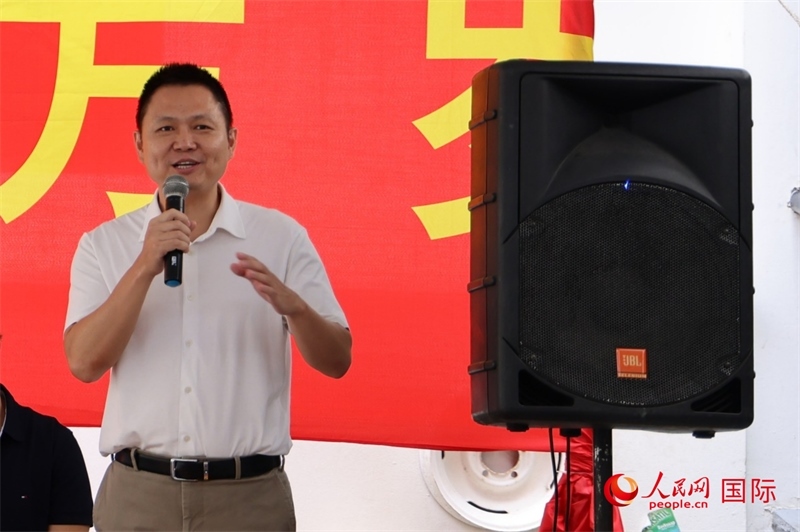 中國(guó)駐里約總領(lǐng)館副總領(lǐng)事王尉育在捐贈(zèng)活動(dòng)上致辭。人民網(wǎng)記者 陳海琪攝