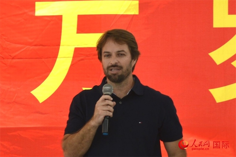 里約州環(huán)境與可持續(xù)發(fā)展廳副廳長(zhǎng)費(fèi)利佩·克魯奇克在捐贈(zèng)活動(dòng)上致辭。人民網(wǎng)記者 陳海琪攝