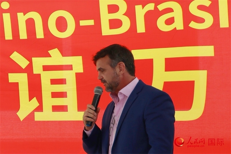 里約州國(guó)家環(huán)境研究所所長(zhǎng)雷納托·若爾當(dāng)在捐贈(zèng)活動(dòng)上致辭。人民網(wǎng)記者 陳海琪攝