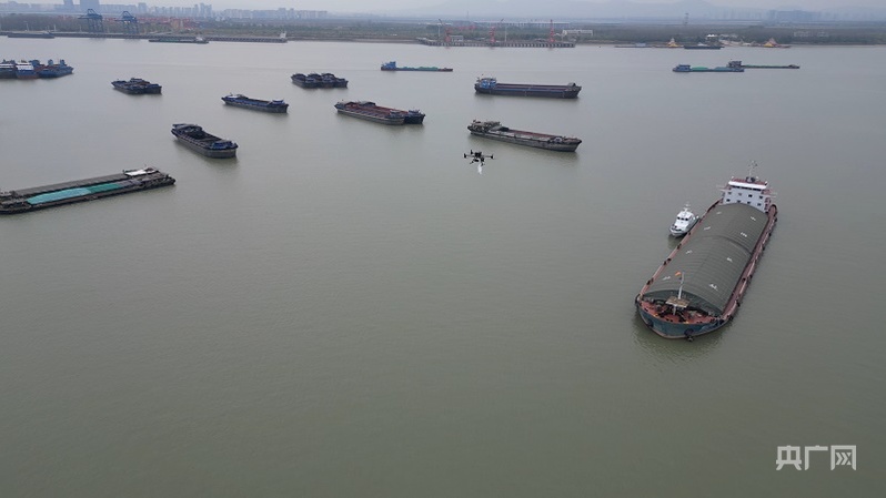 無人機(jī)在給長江船只送貨（央廣網(wǎng)發(fā) 劉劍忠 攝）