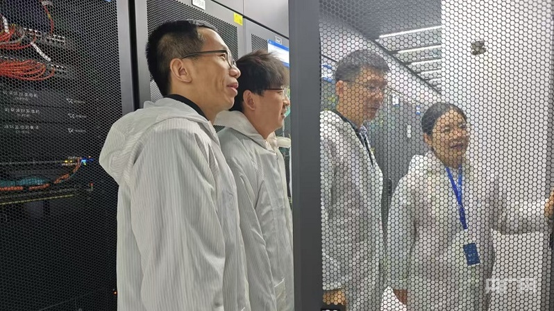 陳平平和團(tuán)隊(duì)在實(shí)驗(yàn)室設(shè)備機(jī)房開展創(chuàng)新網(wǎng)絡(luò)測(cè)試驗(yàn)證（央廣網(wǎng)記者 王錫斐 攝）