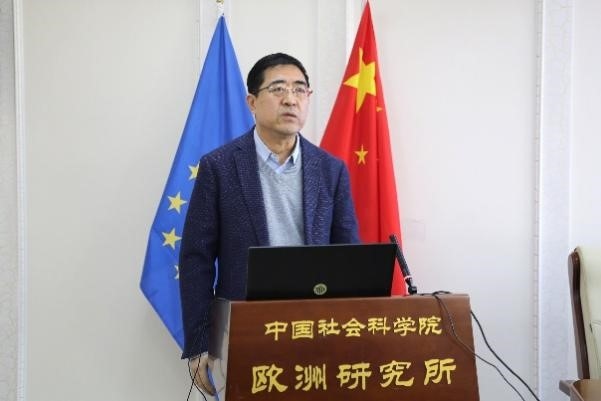 中國社會科學(xué)院歐洲研究所所長、《歐洲發(fā)展報告（2023～2024）》主編馮仲平研究員致辭。吳迪攝