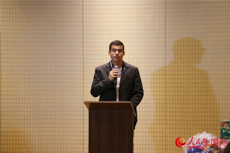 里約市政府代表、國際關(guān)系顧問菲利普在捐贈活動上致辭。人民網(wǎng)記者 陳海琪攝