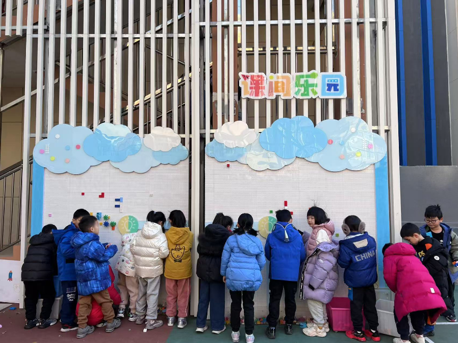 學(xué)生們?cè)谡n間樂園玩拼圖。人民網(wǎng) 白炅攝