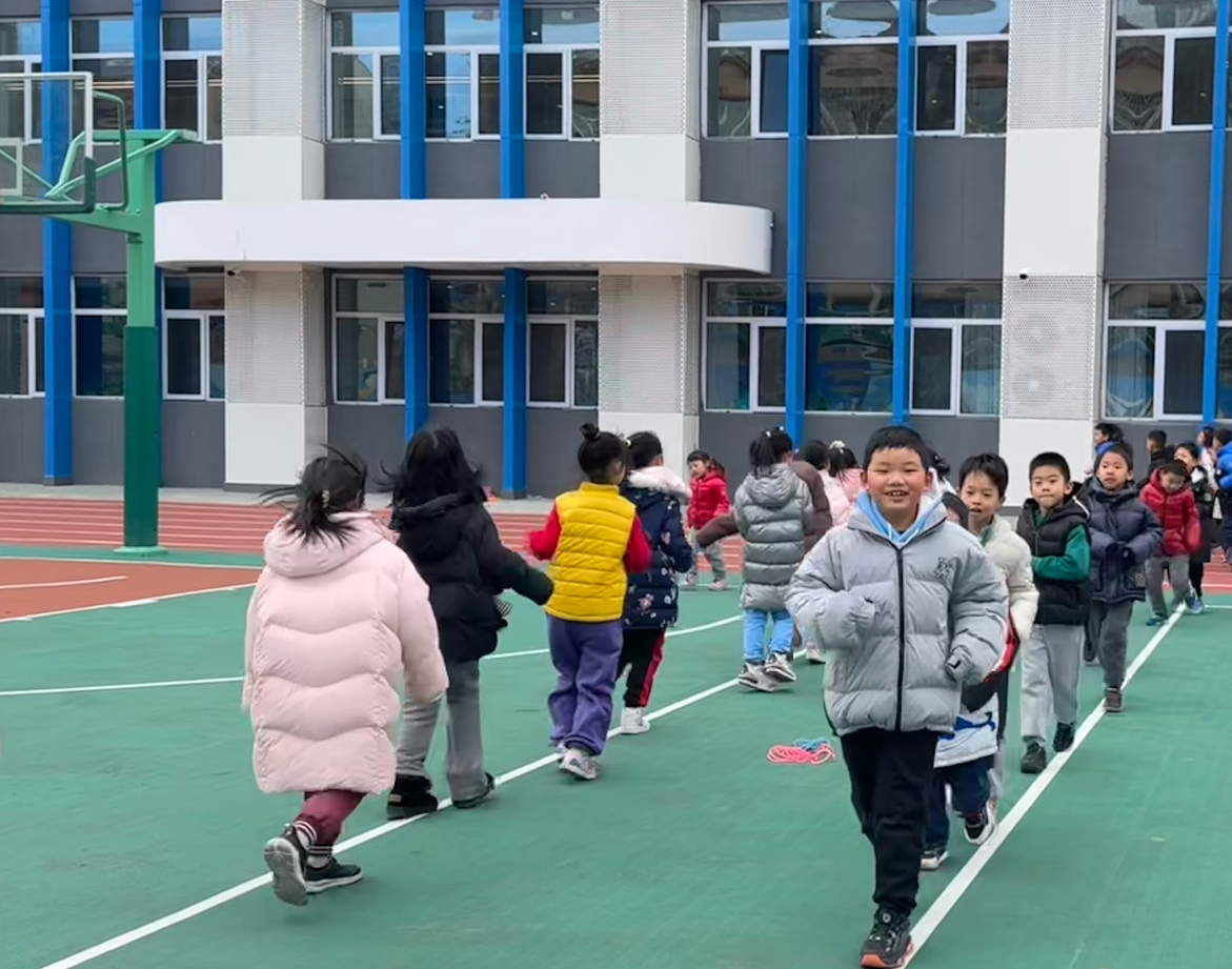一年級(jí)的同學(xué)課間跑步 。學(xué)校供圖
