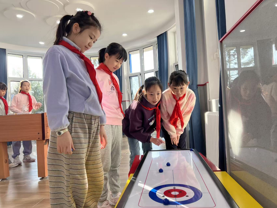 學(xué)生們?cè)谏傧汝?duì)大廳進(jìn)行課間活動(dòng)。人民網(wǎng) 白炅攝