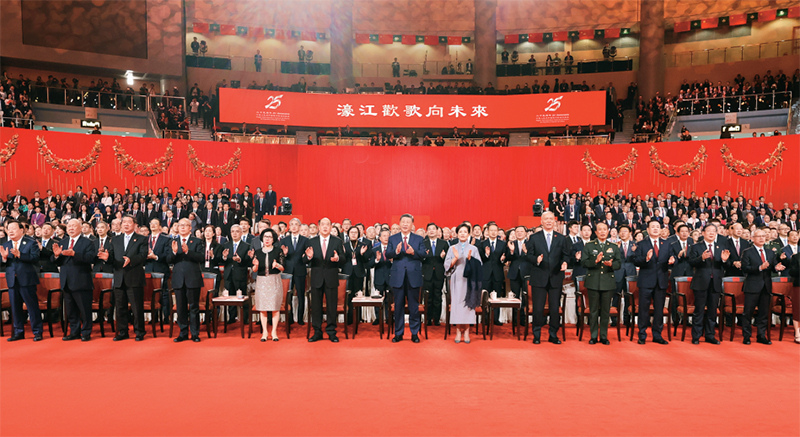 2024年12月19日晚，慶祝澳門回歸祖國(guó)25周年文藝晚會(huì)在澳門東亞運(yùn)動(dòng)會(huì)體育館舉行。中共中央總書(shū)記、國(guó)家主席、中央軍委主席習(xí)近平觀看演出。晚會(huì)最后，習(xí)近平同全場(chǎng)觀眾一起高唱《歌唱祖國(guó)》。 新華社記者 丁林/攝
