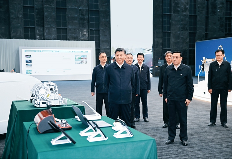 2024年10月17日至18日，中共中央總書(shū)記、國(guó)家主席、中央軍委主席習(xí)近平在安徽考察。這是17日下午，習(xí)近平在合肥濱湖科學(xué)城察看安徽省重大科技創(chuàng)新成果集中展示。 新華社記者 謝環(huán)馳/攝