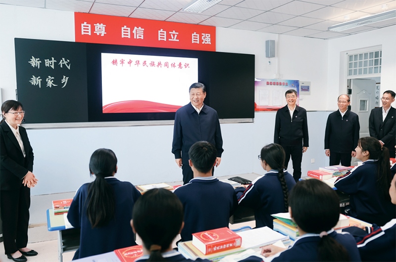 2024年6月18日至19日，中共中央總書(shū)記、國(guó)家主席、中央軍委主席習(xí)近平在青?？疾?。這是18日下午，習(xí)近平在果洛西寧民族中學(xué)高一（1）班觀摩“新時(shí)代、新家鄉(xiāng)”主題思政課。 新華社記者 鞠鵬/攝