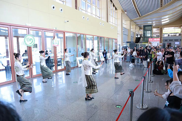 演員在中老鐵路瑯勃拉邦車站表演節(jié)目。蓬屏攝