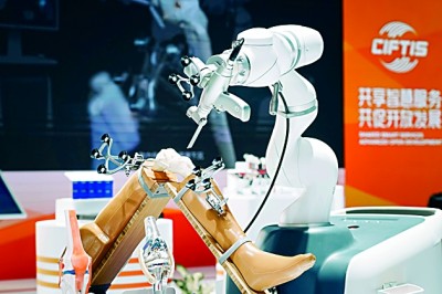 2024年中國(guó)國(guó)際服務(wù)貿(mào)易交易會(huì)上展出的人工智能骨科手術(shù)機(jī)器人。新華社發(fā)
