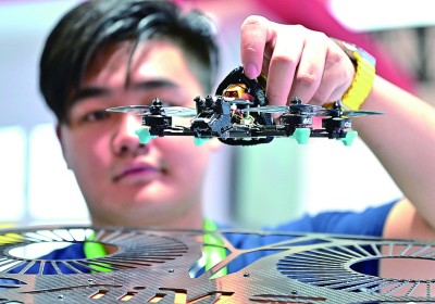 在首屆晉江科技成果轉(zhuǎn)化對(duì)接洽談會(huì)智能裝備展位，工作人員在展示無(wú)人機(jī)研究成果。新華社發(fā)