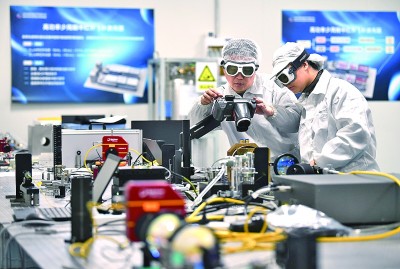 科研人員在中國(guó)科學(xué)院西安光學(xué)精密機(jī)械研究所阿秒科學(xué)與技術(shù)研究中心做實(shí)驗(yàn)。新華社發(fā)