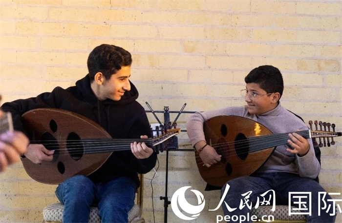 兩名年輕的烏德琴學(xué)員。人民網(wǎng) 伊納斯·易卜拉欣攝