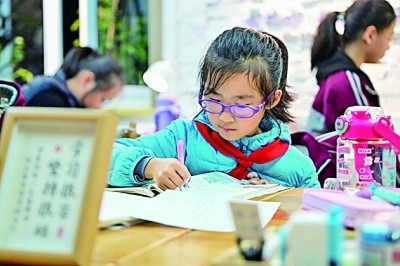 在河南洛陽市澗西區(qū)長安路街道長安路二社區(qū)共享自習(xí)室內(nèi)，孩子們在學(xué)習(xí)。李衛(wèi)超攝/光明圖片