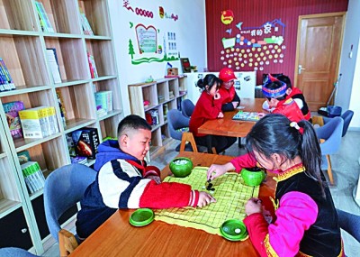 浙江岱山縣秀山鄉(xiāng)秀南村“民生小鋪”里，放學(xué)后的小學(xué)生在下棋。新華社發(fā)