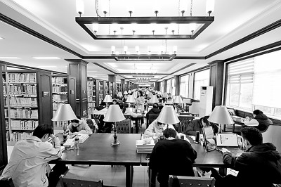重慶大學(xué)圖書館，大學(xué)生們正在讀書學(xué)習(xí)。孫凱芳攝/光明圖片
