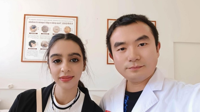 康復(fù)后的阿斯瑪與中國醫(yī)生梁敏。中國援阿爾及利亞醫(yī)療隊(duì)供圖