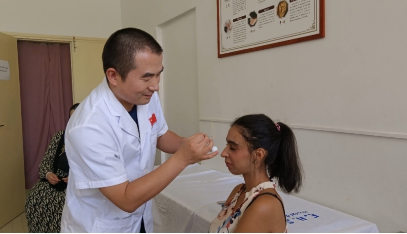 中國醫(yī)生為患者針灸治療。中國援阿爾及利亞醫(yī)療隊(duì)供圖