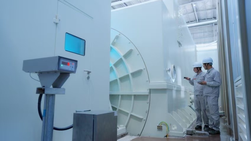 工作人員檢查300兆瓦壓氣儲(chǔ)能示范工程發(fā)電機(jī)。受訪者供圖