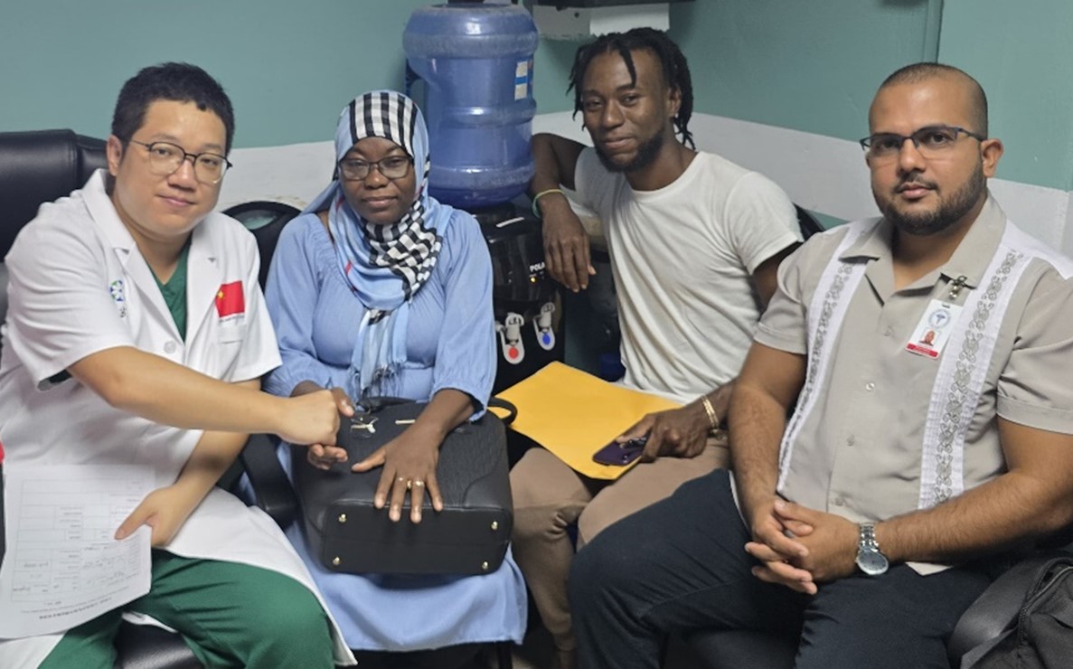 第20期中國(guó)援圭亞那醫(yī)療隊(duì)成員與患者及其家屬合影。第20期中國(guó)援圭亞那醫(yī)療隊(duì)供圖