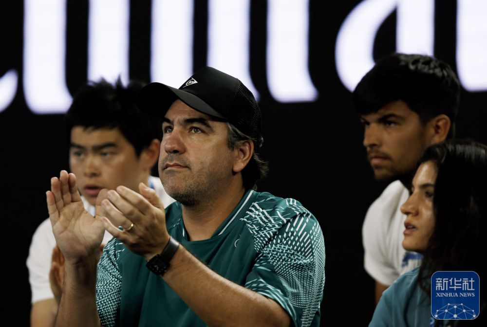 ↑鄭欽文的教練丹特·博蒂尼（中）在場(chǎng)邊觀賽。新華社記者 馬平 攝