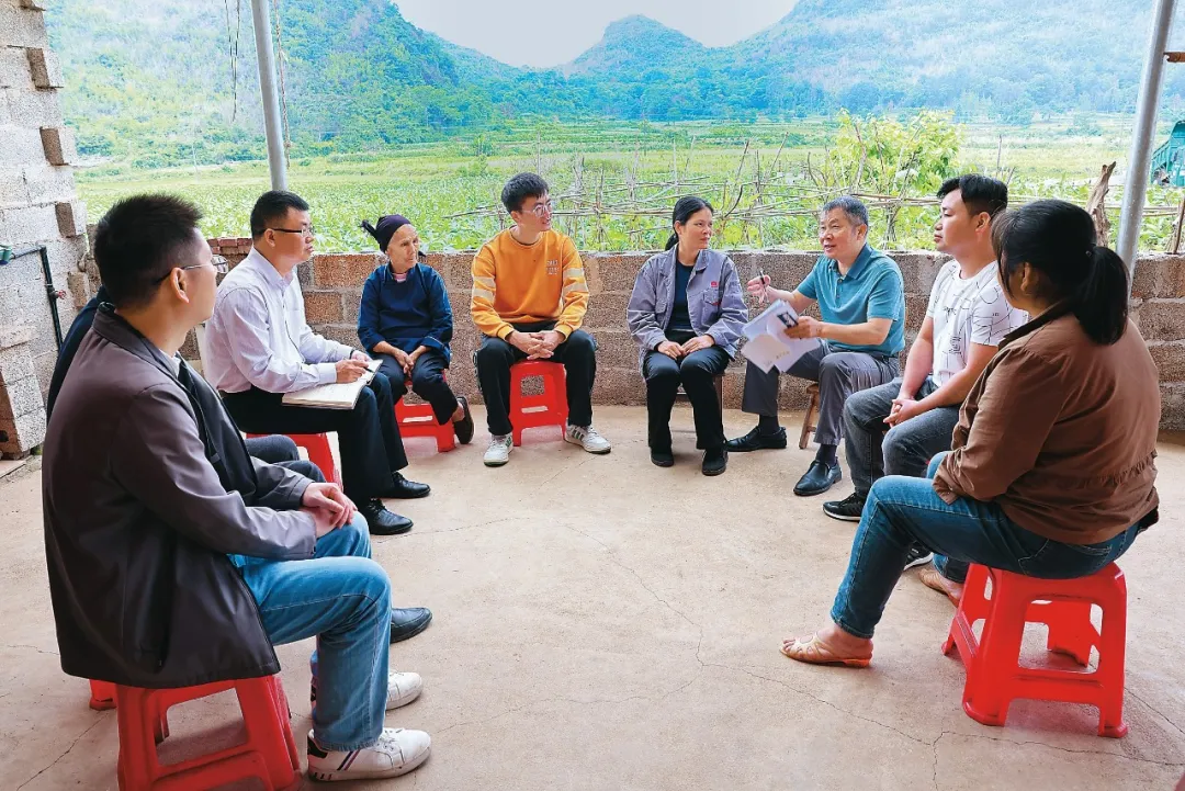 △法學(xué)會法律咨詢專家等入戶走訪、調(diào)解糾紛。