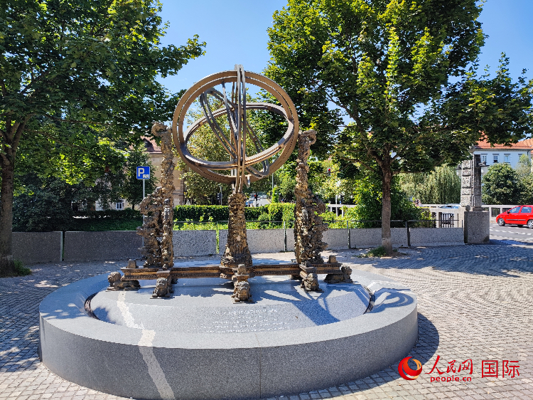 位于盧布爾雅那古城中心河畔的中斯友好紀念碑。人民網(wǎng)記者 謝亞宏攝