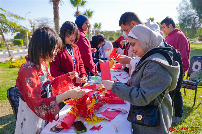 學(xué)生們踴躍參與中國(guó)文化體驗(yàn)活動(dòng)。人民網(wǎng) 塔里克·易卜拉欣攝