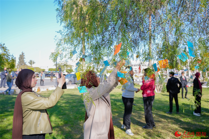 學(xué)生們踴躍參與中國(guó)文化體驗(yàn)活動(dòng)。人民網(wǎng) 塔里克·易卜拉欣攝