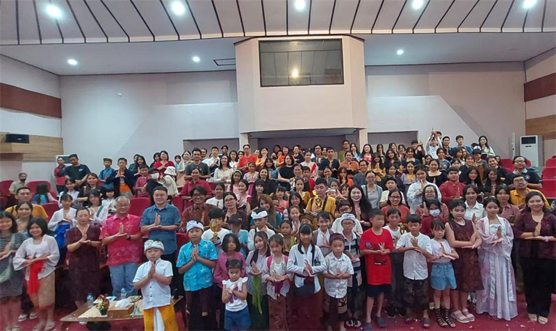 出席活動的師生與嘉賓合影。巴陵康孔子學(xué)院供圖