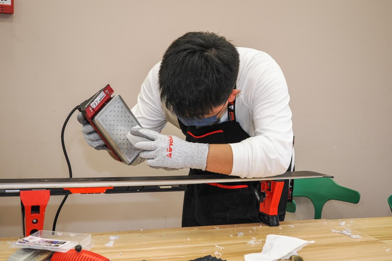 米嘉軒正在給雪板打蠟。受訪者供圖