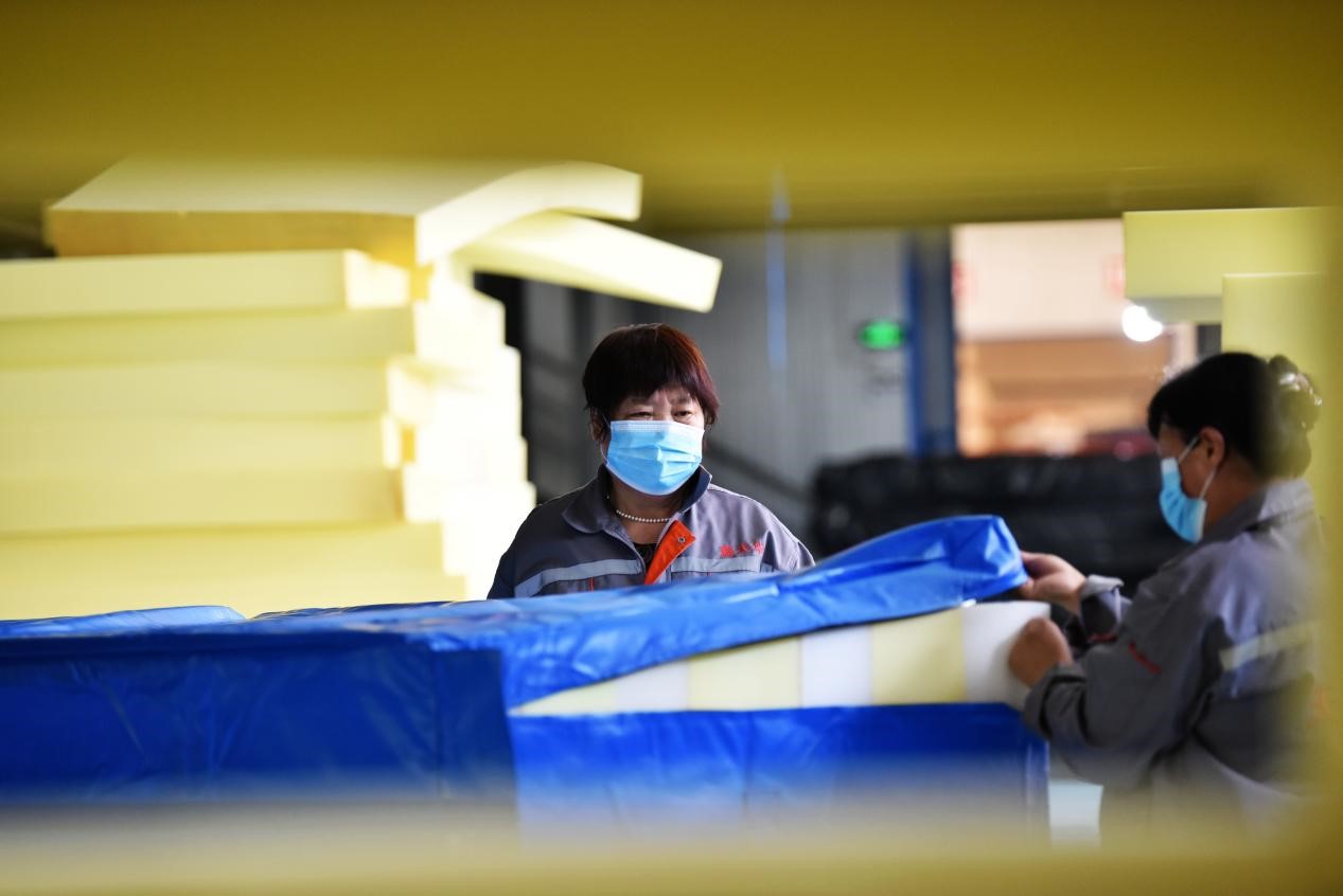 定州市某公司生產(chǎn)的短道速滑防護(hù)墊、速度滑冰防護(hù)墊、雪上防護(hù)墊等產(chǎn)品。白永民攝